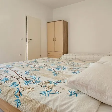 Apartment Adila 3 *